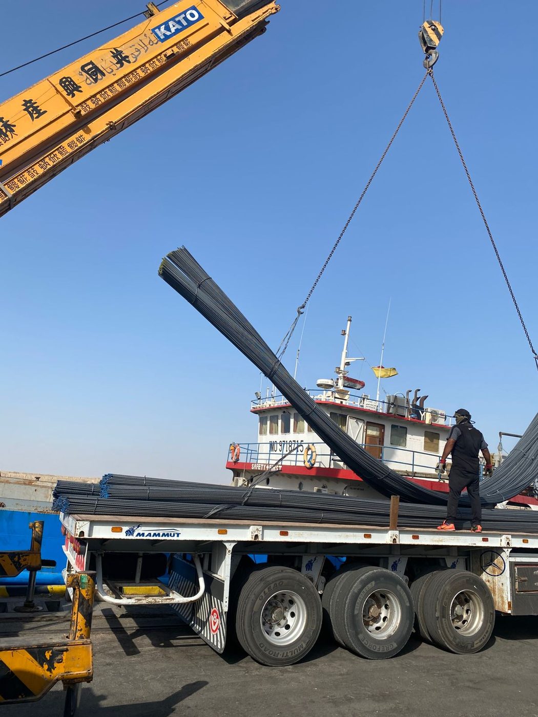 رزمة حديد أثناء الرفع — Rebar bundle in the sling